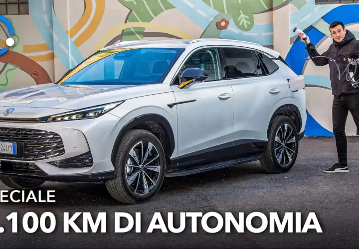 Un uomo con cavo di ricarica accanto a un MG HS Hybrid+ bianco, pronto per un viaggio di 1.100 km.