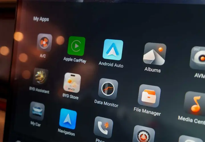 Ekran z aplikacjami: A/C, Apple CarPlay, Android Auto, Albums, AVM, BYD Assistant, BYD Store, Data Monitor, File Manager, Media Center, My Car, Navigation. Co to za telefon?