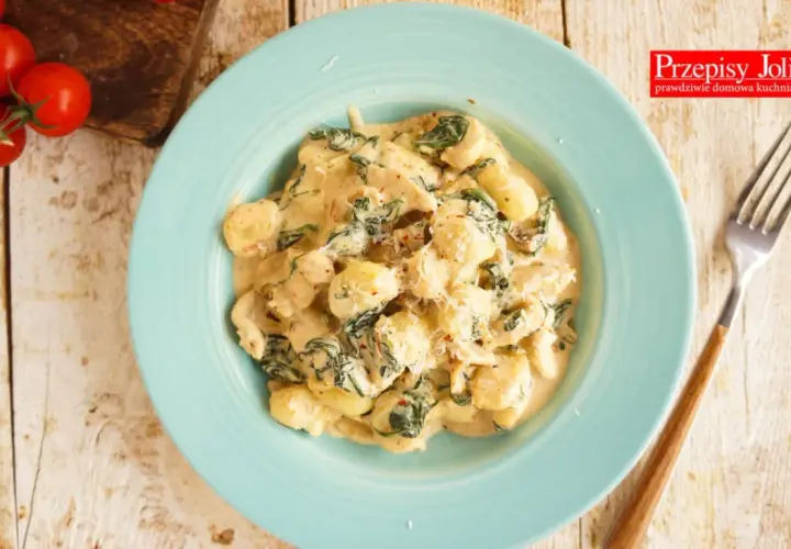 Pyszny przepis na gnocchi z kurczakiem i szpinakiem w kremowym sosie, posypane parmezanem. Idealne danie na obiad.