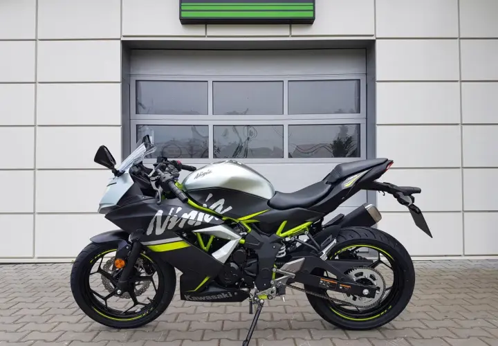 Czarny Kawasaki Ninja 125 z neonowo-zielonymi akcentami, gotowy do osiągnięcia swojej prędkości maksymalnej.