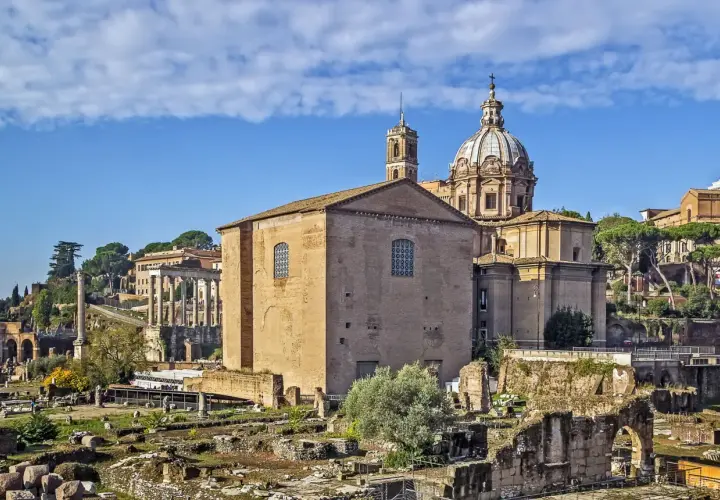 Antica Curia Julia nel Foro Romano, con la cupola di San Luca e Martina e rovine circostanti.
