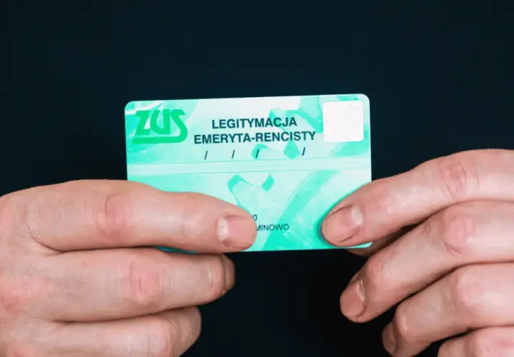 Zniżki PKP dla seniorów: Legitymacja ZUS to nie wszystko! Jakie dokumenty?