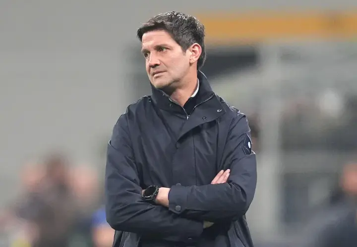 Trener Interu, Simone Inzaghi, w ciemnej kurtce, z rękami skrzyżowanymi na piersi, patrzy w bok.