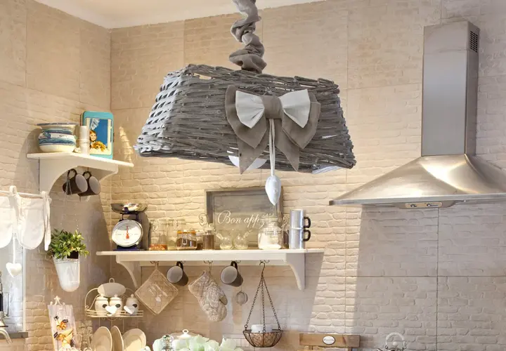 Lampadario fai da te shabby chic in vimini con fiocco, decorazioni in cucina.
