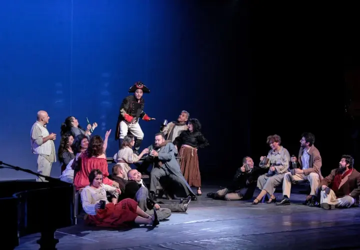 Scena teatralna z ludźmi w strojach historycznych. Zastanawiasz się, ile zarabia aktor w Polsce?