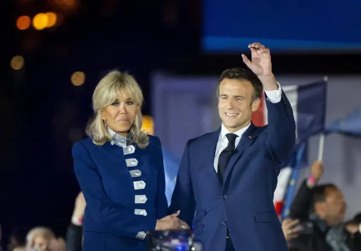 Emmanuel Macron winkt nach seinem Sieg bei den Wahlen in Frankreich. Neben ihm steht seine Frau Brigitte.