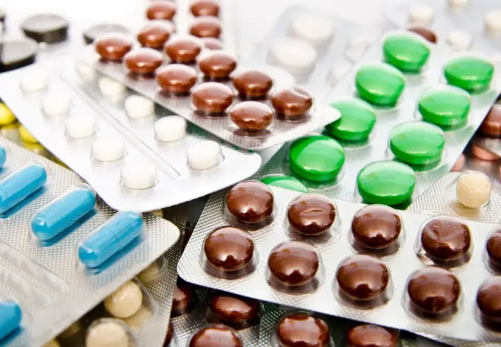 Varie pillole e capsule in blister. Antibiotico e integratori si possono prendere insieme, ma sempre consultando un medico.