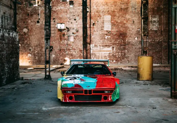Kultowe BMW M1 w artystycznym malowaniu, stojące w opuszczonej fabryce.
