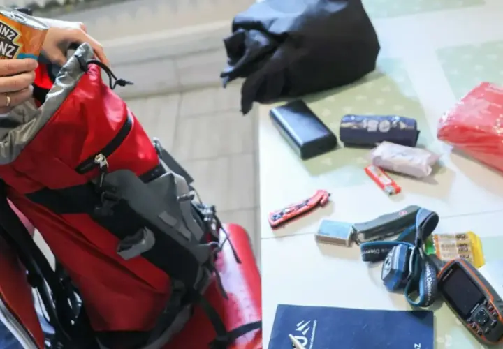 Przygotowanie plecaka na wypadek awarii samochodu: puszka fasolki, apteczka, latarka, GPS, scyzoryk i powerbank. EDC samochód.