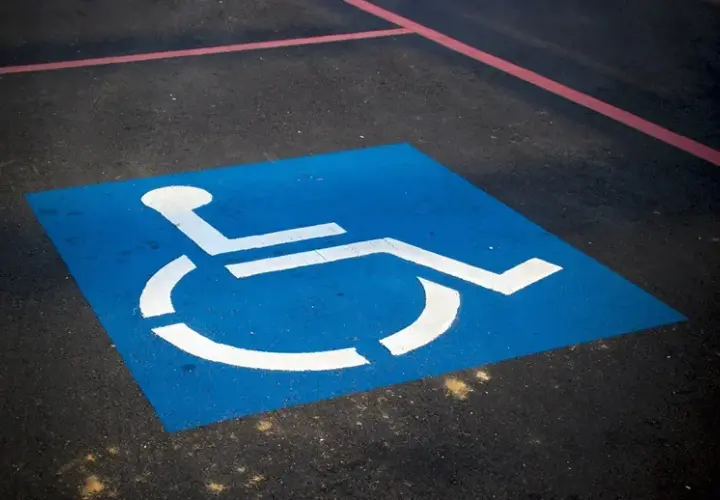 Co daje karta parkingowa dla niepełnosprawnych? Sprawdź korzyści i uprawnienia