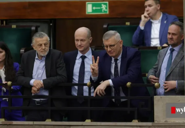 Myślę, że najlepszym tytułem meta, który spełnia wszystkie kryteria, będzie: Lex Tusk: Kontrowersje, cele i polityczny pat wokół ustawy