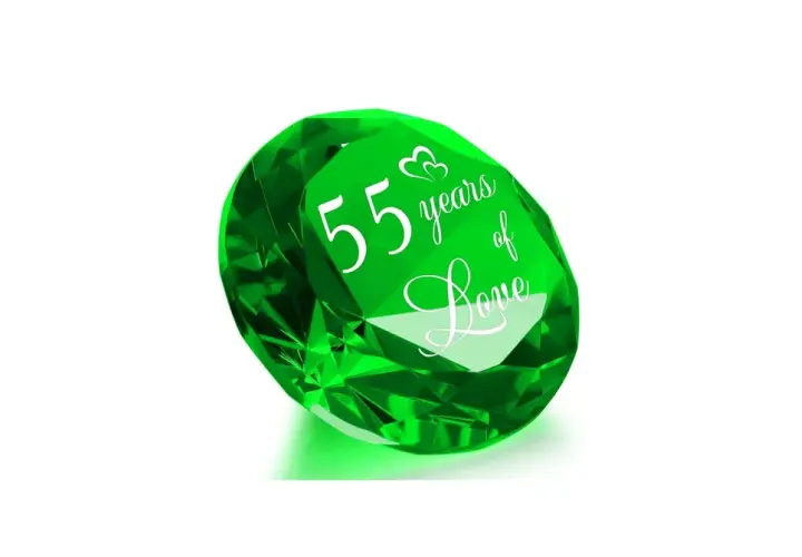 Szmaragd z napisem "55 years of Love" symbolizuje 55 rocznicę ślubu.