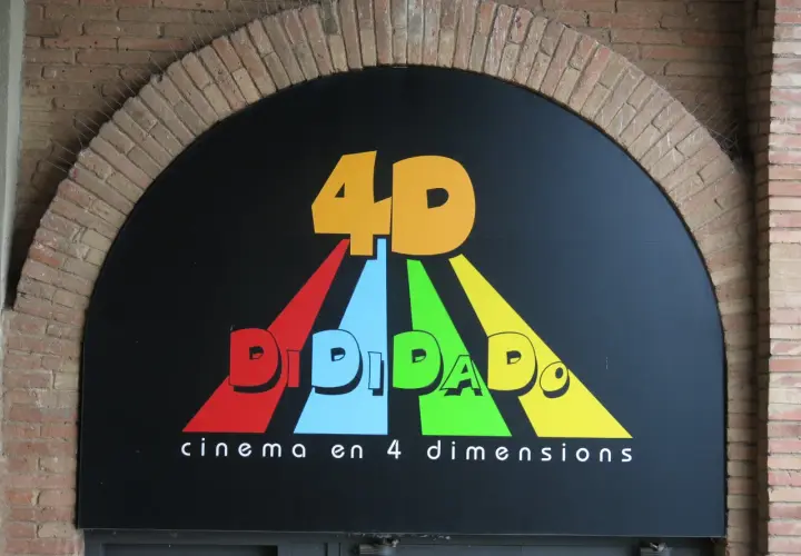 Logo "DIDIDADO" z napisem "cinema en 4 dimensions" pod łukiem z cegły. To właśnie co to jest 4DX – kino z dodatkowymi doznaniami.