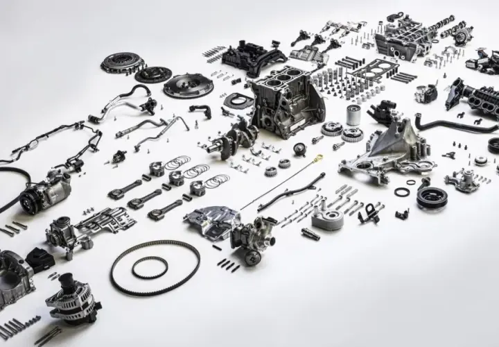 Rozłożony silnik ecoboost: blok, wał korbowy, tłoki, wtryskiwacze, turbosprężarka i inne części.