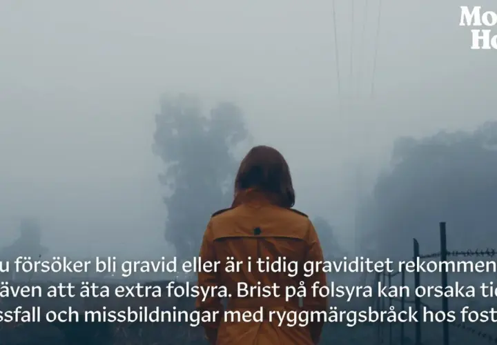 En kvinna i en gul jacka går genom dimman. Texten varnar för att brist på folsyra kan orsaka missfall.