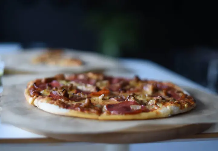 Pyszna pizza na papierze do pieczenia. Idealna na wieczór, gdy zastanawiasz się, czy można zamówić jedzenie do hotelu.