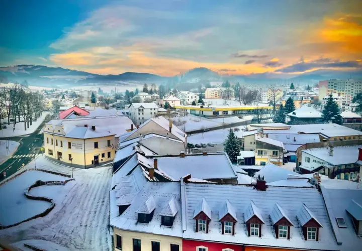 Zimowy krajobraz miasteczka w Czechach, blisko granicy. Warto zobaczyć to urokliwe miejsce zimą.