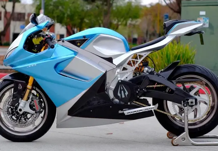 La motocicleta eléctrica Lightning LS-218, de color azul cielo y plata, luce un diseño futurista y deportivo.