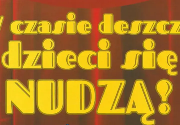 W czasie deszczu dzieci się nudzą! Napis na tle teatralnej kurtyny.