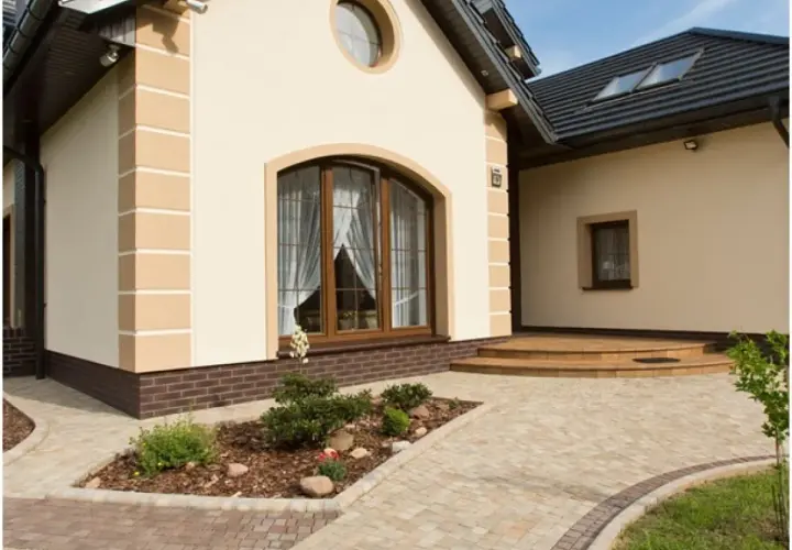 Jak wybrać idealną kostkę brukową do brązowego dachu? Praktyczne porady i inspiracje