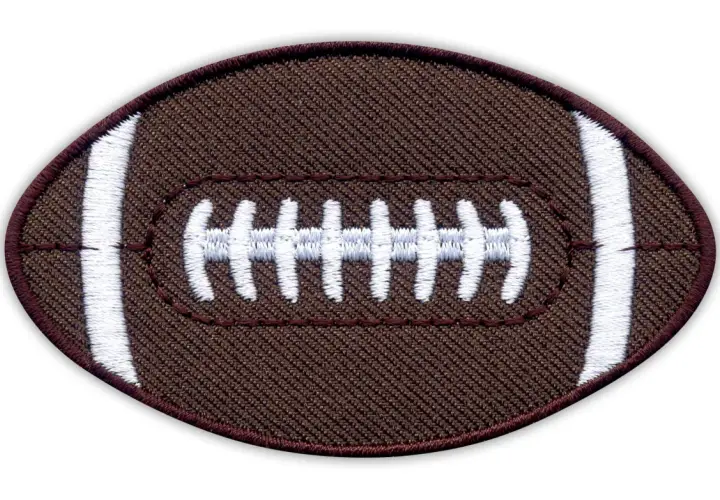 Naszywka z brązowej tkaniny w kształcie american football ball, z białymi szwami.