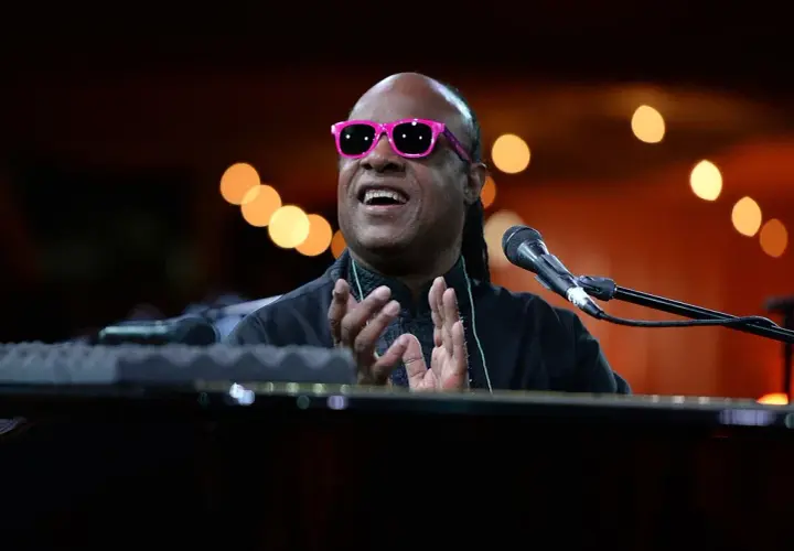 Czy Stevie Wonder jest niewidomy? Prawda o jego wzroku i życiu