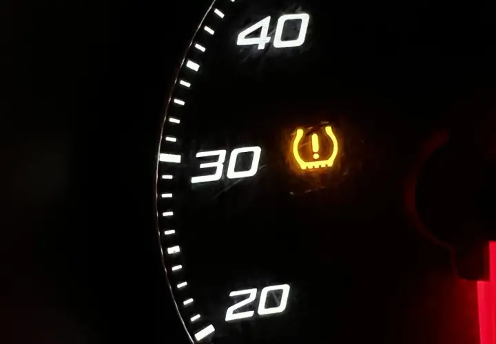 Żółta kontrolka ciśnienia opon świeci się na desce rozdzielczej, obok oznaczeń 30 i 40.