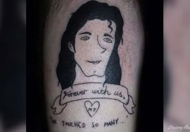 Nietypowy tatuaż portret Michaela Jacksona z napisem "Forever with us" i sercem z inicjałami MJ.