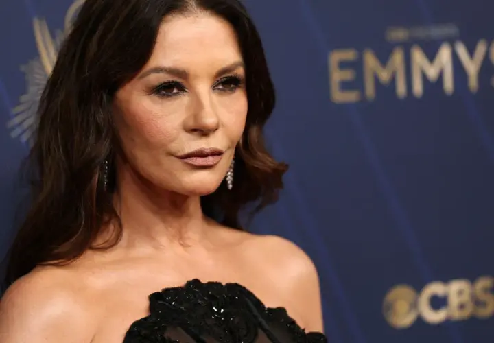 Catherine Zeta-Jones na gali Emmy. Aktorka, której catherine zeta-jones wiek dodaje uroku, prezentuje się olśniewająco w czarnej sukni.