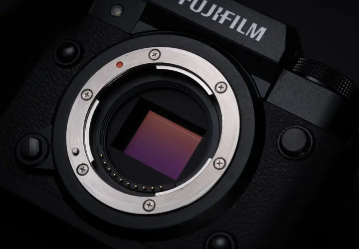Zbliżenie na sensor aparatu Fujifilm XH2S. Widoczny metalowy pierścień mocowania obiektywu i złote styki.