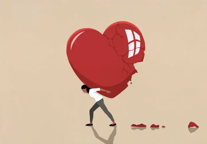 Una donna lotta per sollevare un enorme cuore spezzato, un simbolo di come superare una delusione, lasciando cadere pezzi lungo il cammino.