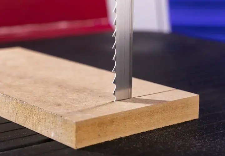 Scharfe Bandsägeblätter für Brennholz schneiden präzise durch Holz.