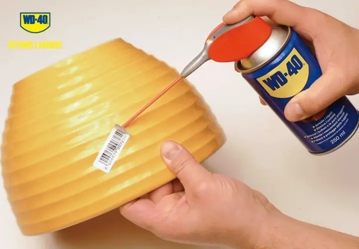 Uso di WD-40 per togliere adesivi da un oggetto giallo. Ottimo lavoro!