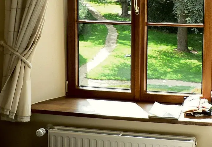 Drewniane parapety wewnętrzne: zalety, rodzaje i pielęgnacja