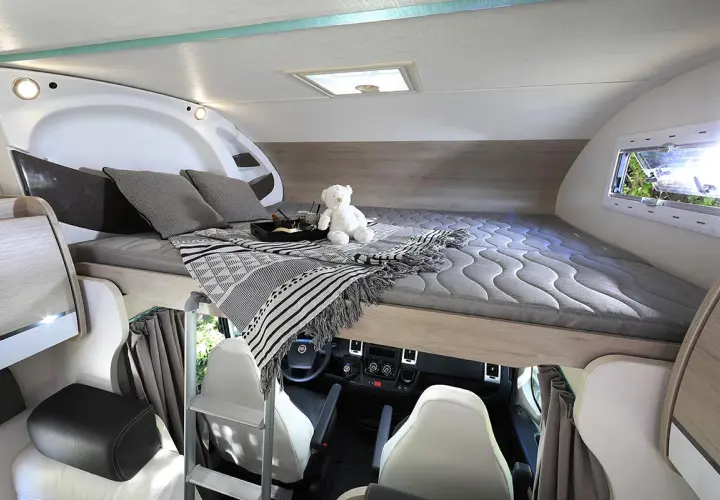 Lit douillet de camping-car, prêt pour un doux rêve de papillon.