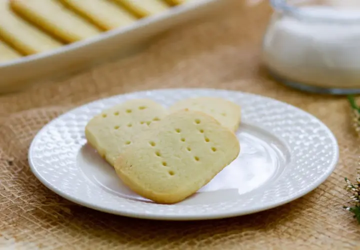 Pyszne ciasteczka shortbread, idealne do kawy. Prosty przepis na domowe wypieki.
