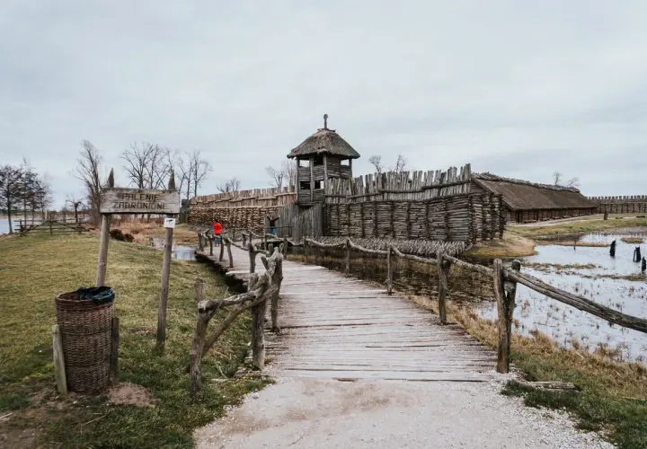 Drewniany most prowadzi do grodu z wieżą strażniczą, odtworzonego na szlaku piastowskim.