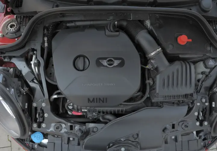 Silnik TwinPower Turbo w Mini F56. Widoczny czarny plastikowy wlot powietrza i czerwony korek.