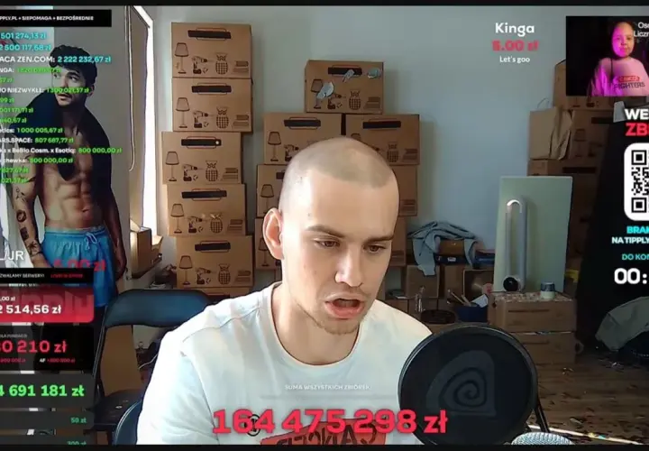 Chłopak z ogoloną głową podczas łatwogang stream, zbiera pieniądze na cele charytatywne. Na ekranie widać kwoty zbiórek i listę darczyńców.