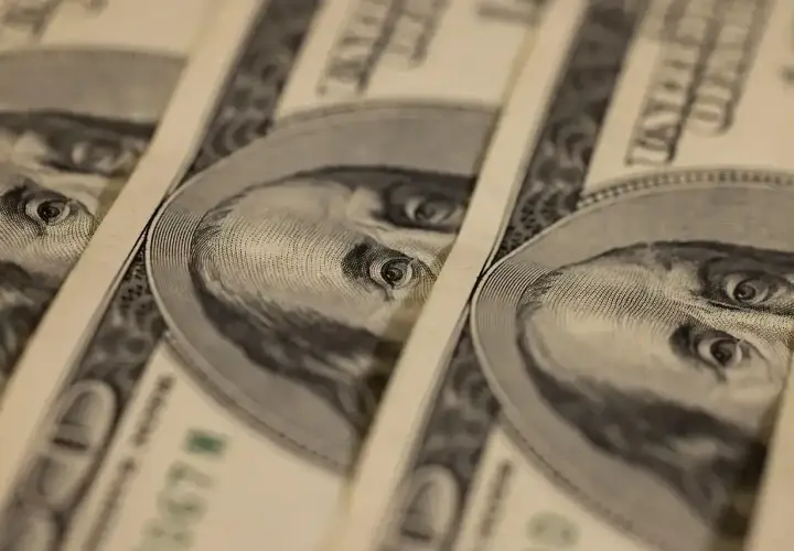 Stos banknotów 100-dolarowych. Zastanawiasz się, ile zarabia logistyk?