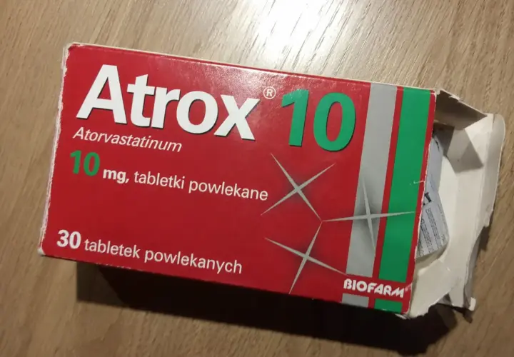 Opakowanie leku Atrox 10 mg, zawierające 30 tabletek powlekanych.