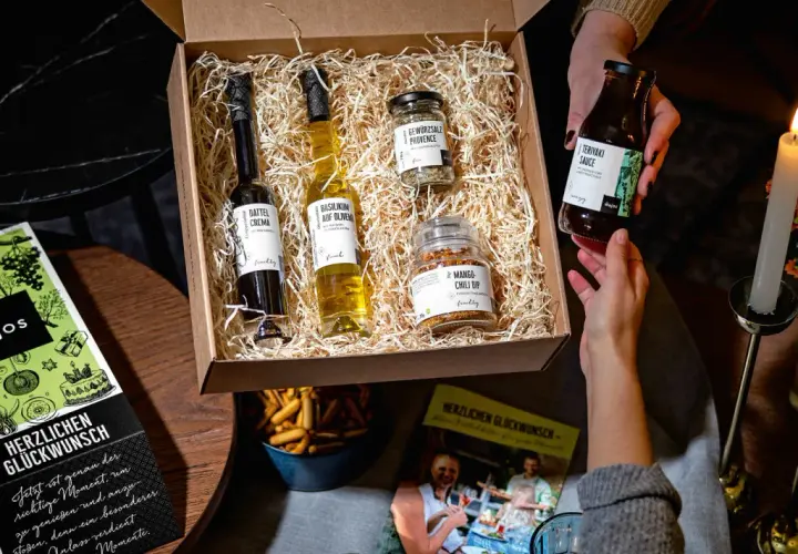 Ein liebevoll gepackter Geburtstagskorb mit Balsamico, Olivenöl, Gewürzen und Teriyaki-Sauce. Perfekt für Genießer!