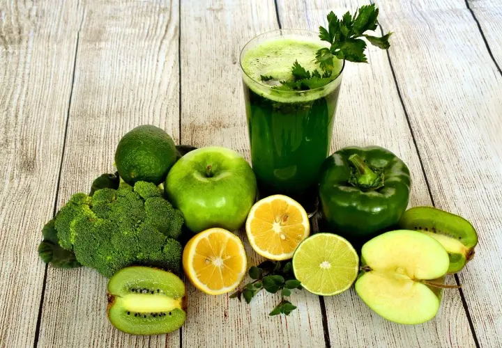 Zielony koktajl i świeże warzywa oraz owoce: brokuły, jabłka, kiwi, cytryny, limonka, papryka. Idealne składniki, by dowiedzieć się, jak oczyścić jelita.