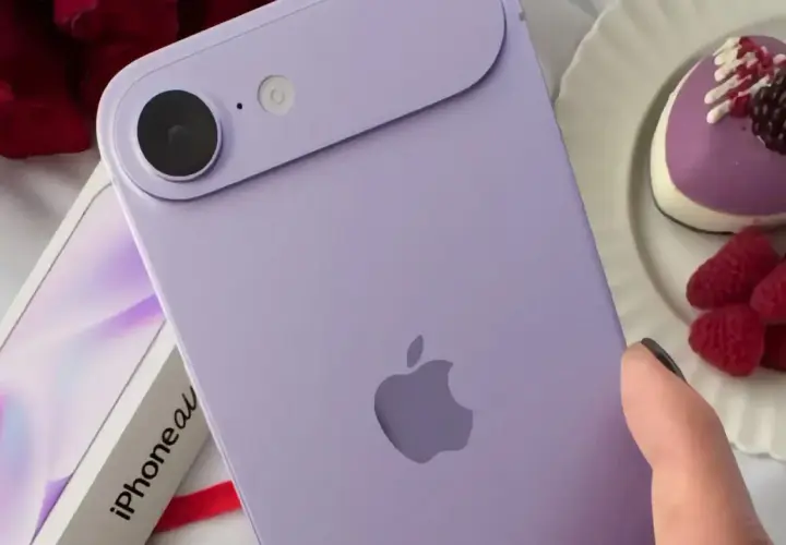 Fioletowy iPhone 17 kiedy? Obok pudełka z napisem "iPhone" i słodkości w kształcie serca.