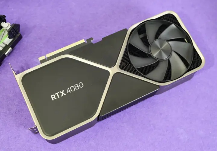 Tarjeta gráfica RTX 4080 con un ventilador grande, junto a un modelo de Lego de Star Wars.