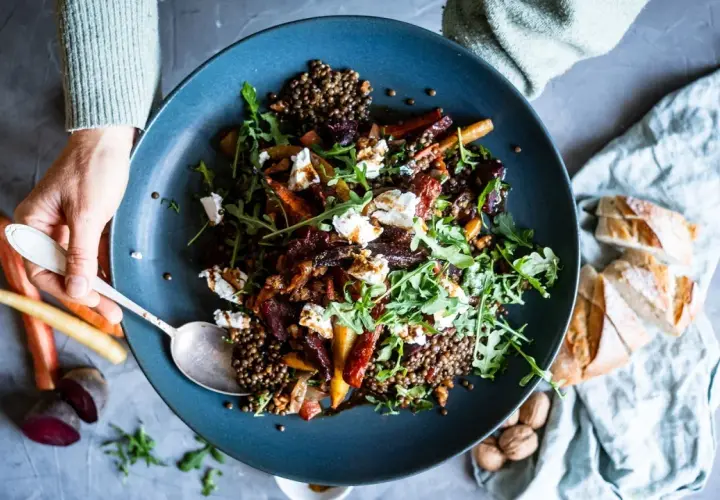Ein köstlicher Linsensalat mit Rucola, Ziegenkäse und geröstetem Gemüse. Ein tolles Rezept für einen gesunden Linsensalat.
