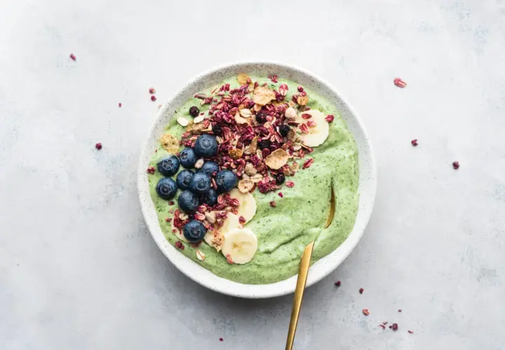 Grön smoothiebowl med blåbär, banan och granola. Perfekt för frukost tips!