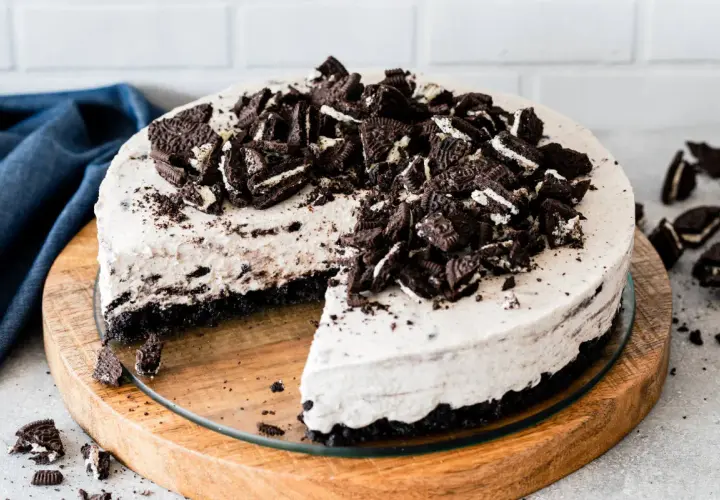Pyszny sernik oreo na zimno, udekorowany pokruszonymi ciasteczkami. Idealny deser dla fanów czekolady i kremowej konsystencji.