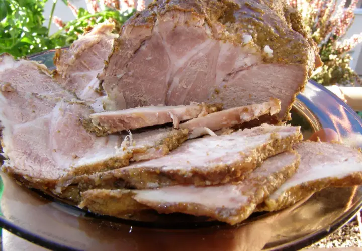 Soczysta szynka wieprzowa z szybkowaru, idealna na obiad. Ile czasu gotować na każdy kilogram mięsa?
