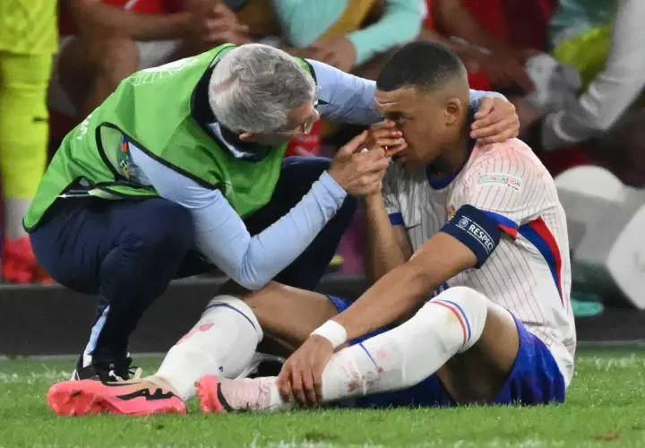 Piłkarz Francji, Kylian Mbappé, opatrywany po kontuzji podczas meczu Austria – Francja.